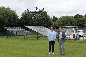 Staatssekretär Dirk Schrödter testet mit Forscher Leif Ole Harders eine Drohne der FH Westküste