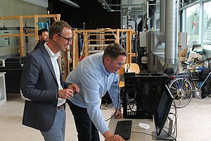 Staatssekretär Dirk Schrödter beim Test der Kamerasysteme